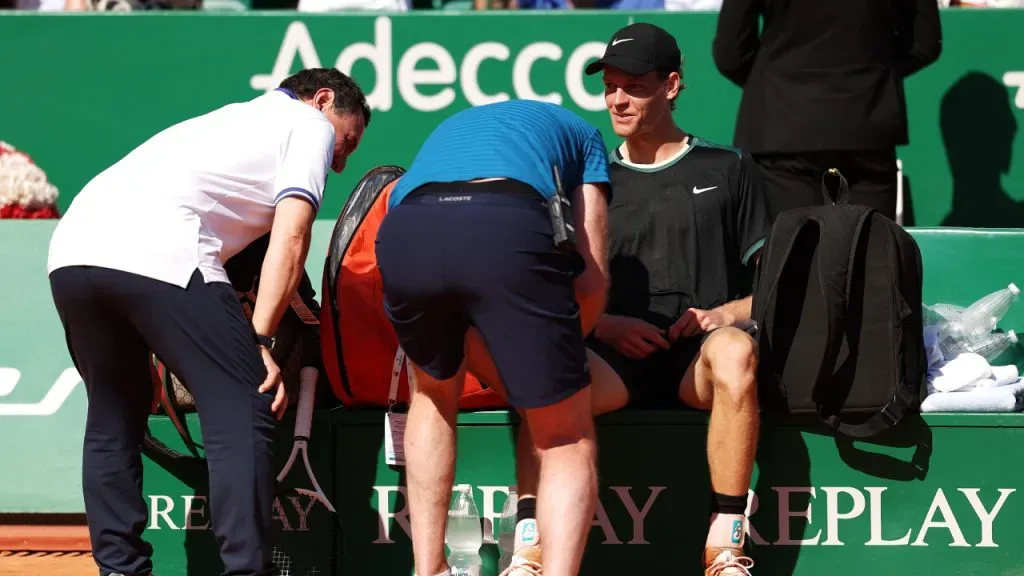 Sinner, al momento de la intervención del fisioterapeuta en el tercer set (Getty Images).