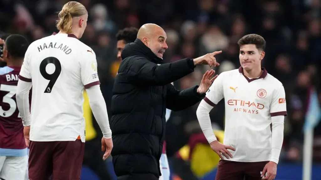 Julián Álvarez y Haaland, escuchando a Pep Guardiola (IMAGO / PA Images).