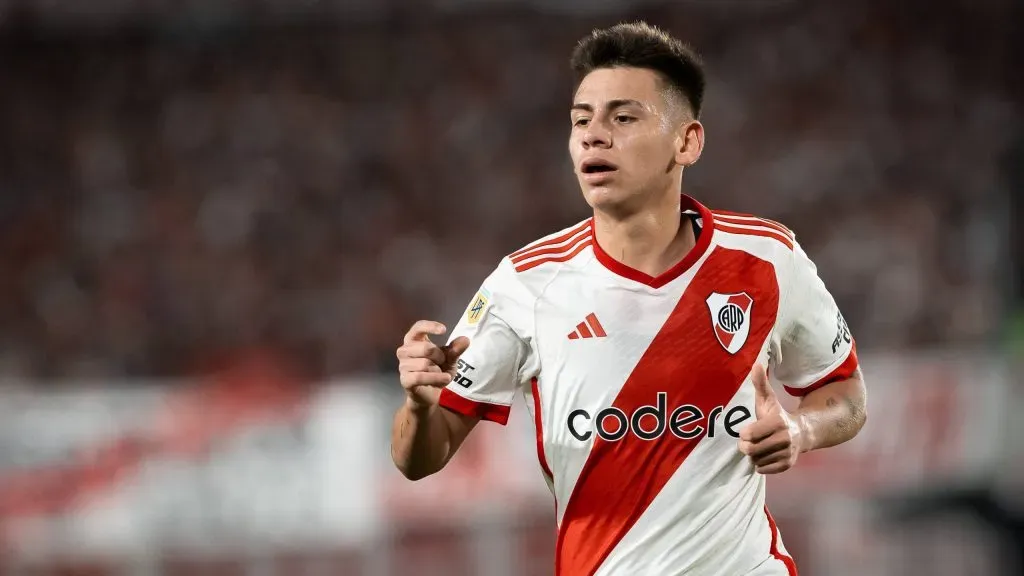 Claudio Echeverri con la camiseta de River. (Foto: IMAGO)