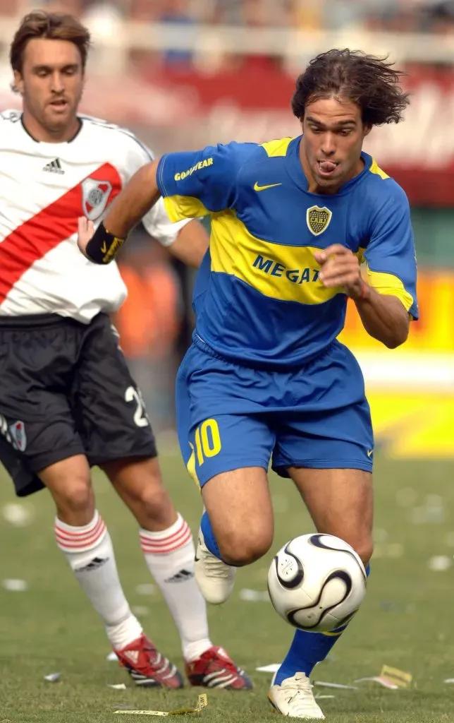 Federico Insúa, jugando un Superclásico con la camiseta de Boca.