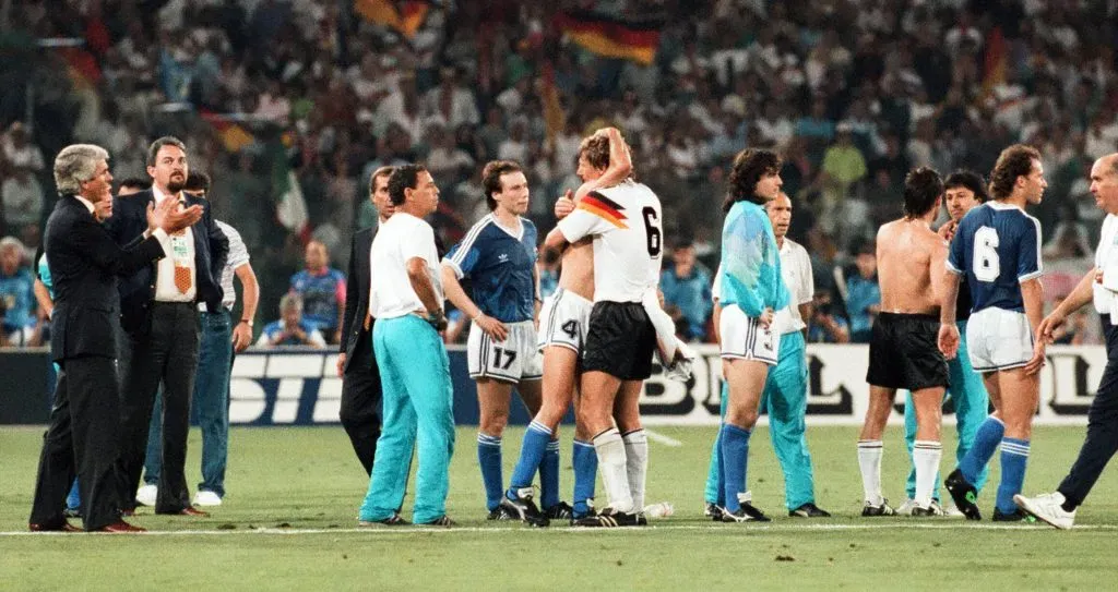 Tras la final, Basualdo se abraza con Guido Buchwald, su compañero del Stuttgart. (Foto: IMAGO).