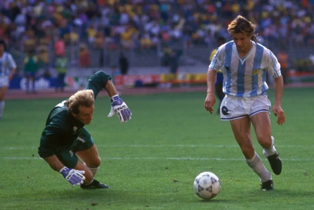 Caniggia define ante Taffarel luego de una genialidad de Diego Armando Maradona. (Foto: IMAGO).