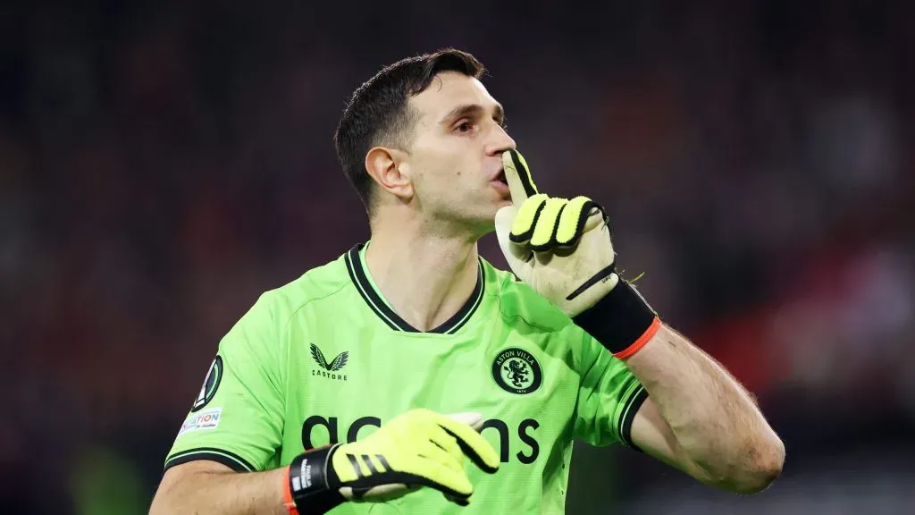 Dibu Martínez se lució ante Lille.