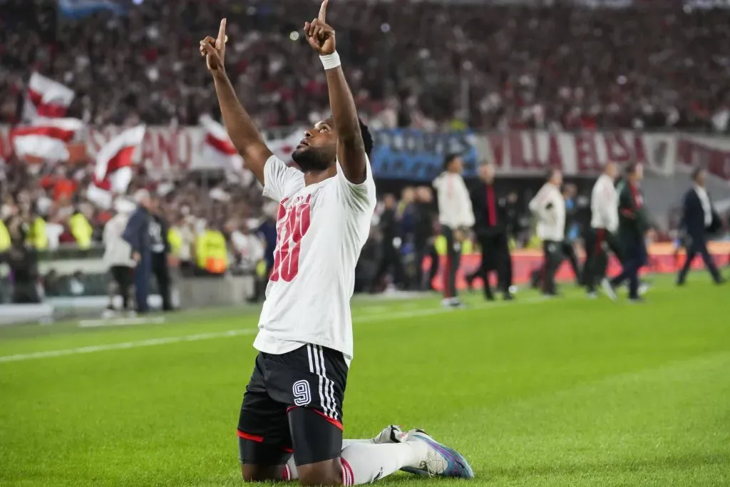 Borja celebra su gol agónico para ganar el Superclásico. (Foto: IMAGO).