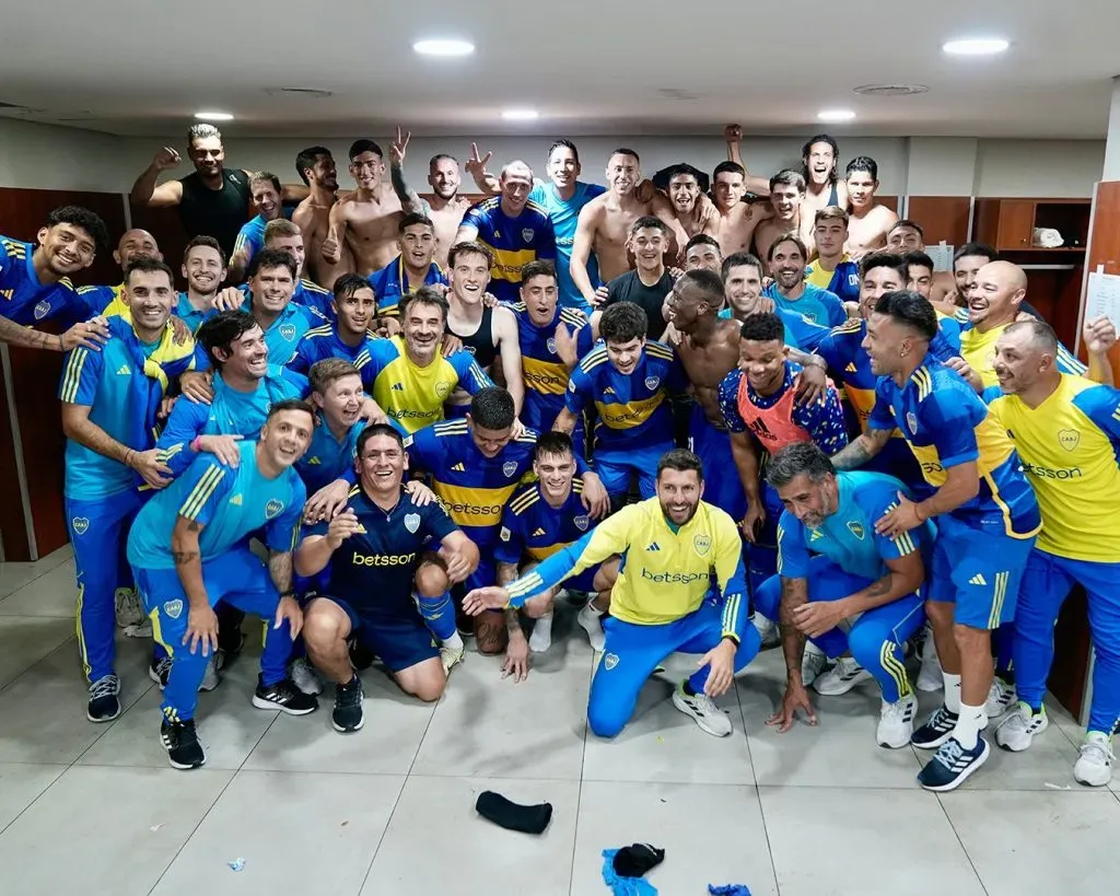 El plantel de Boca celebró el triunfo en el vestuario.