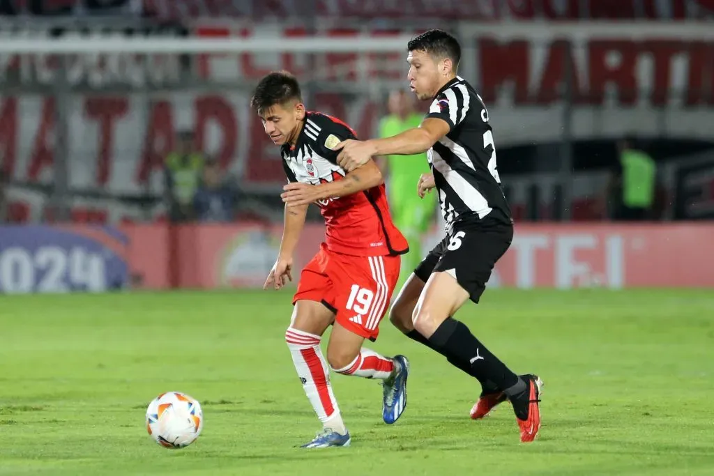 Claudio Echeverri con la pelota en su poder. (Foto: Getty)