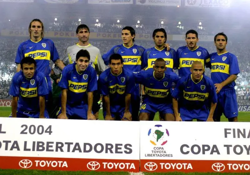 Cangele, debajo del Pato Abbondanzieri, en la final de la Copa 2004. Archivo.