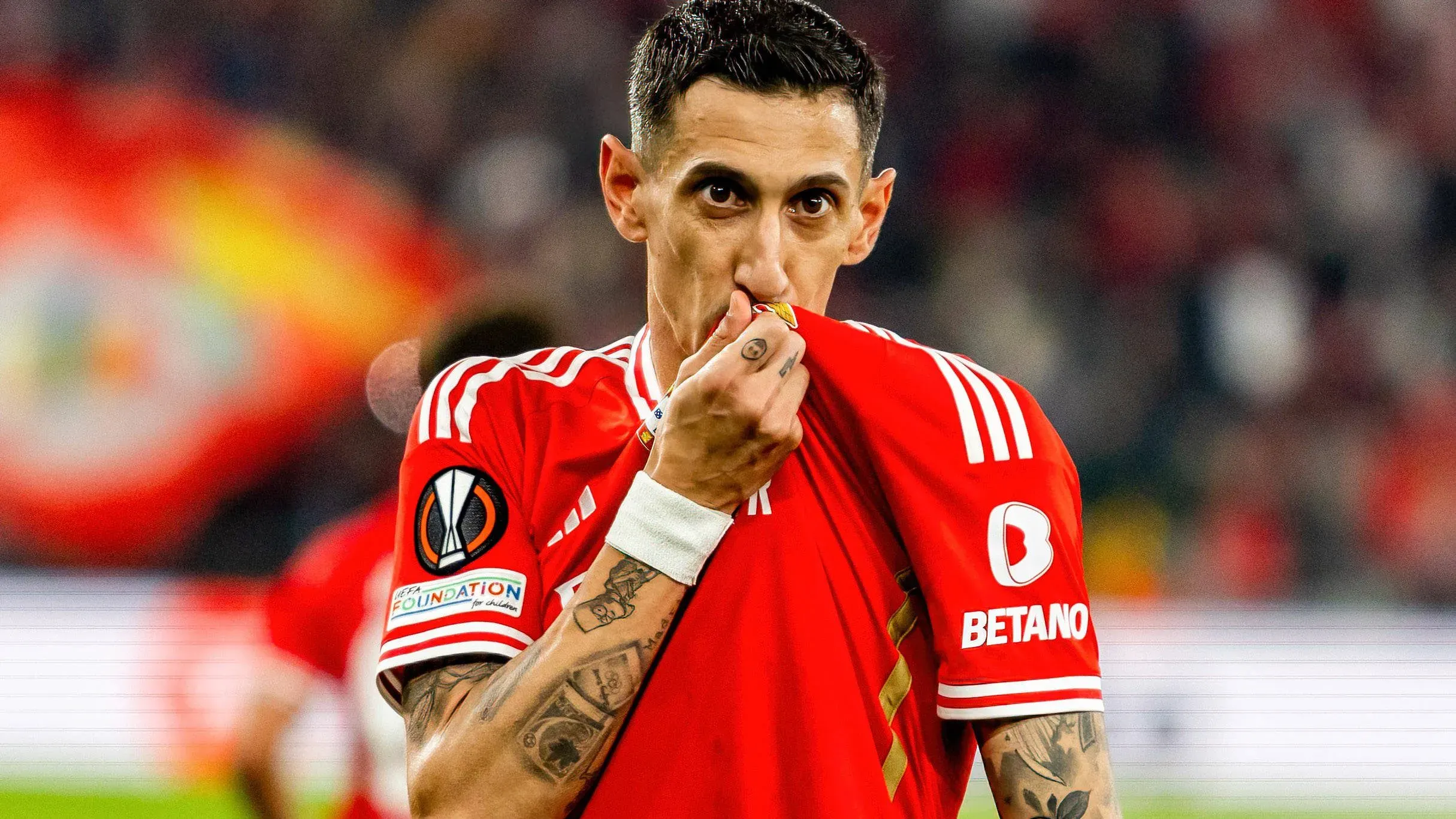 Ángel Di María mostrando su cariño por Benfica.
