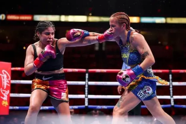 Celeste Alaniz subió al ring con el escudo de Boca en el pecho.