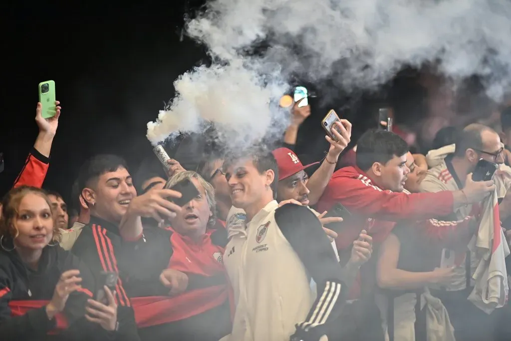 El multitudinario recibimiento a River en Montevideo.