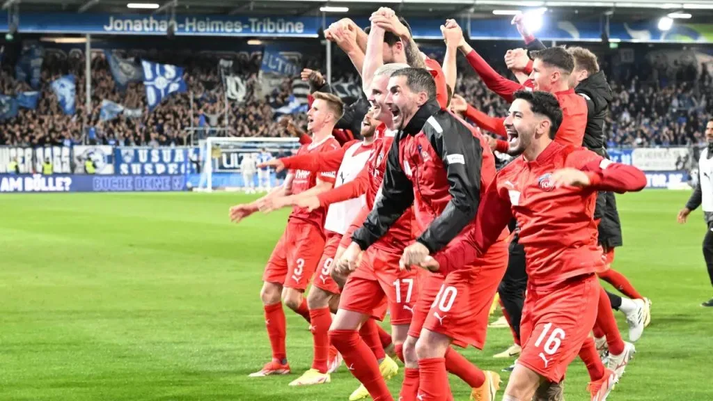 El festejo de Kevin Sessa con sus compañeros por mantenerse en la Bundesliga (IMAGO / Jan Huebner).