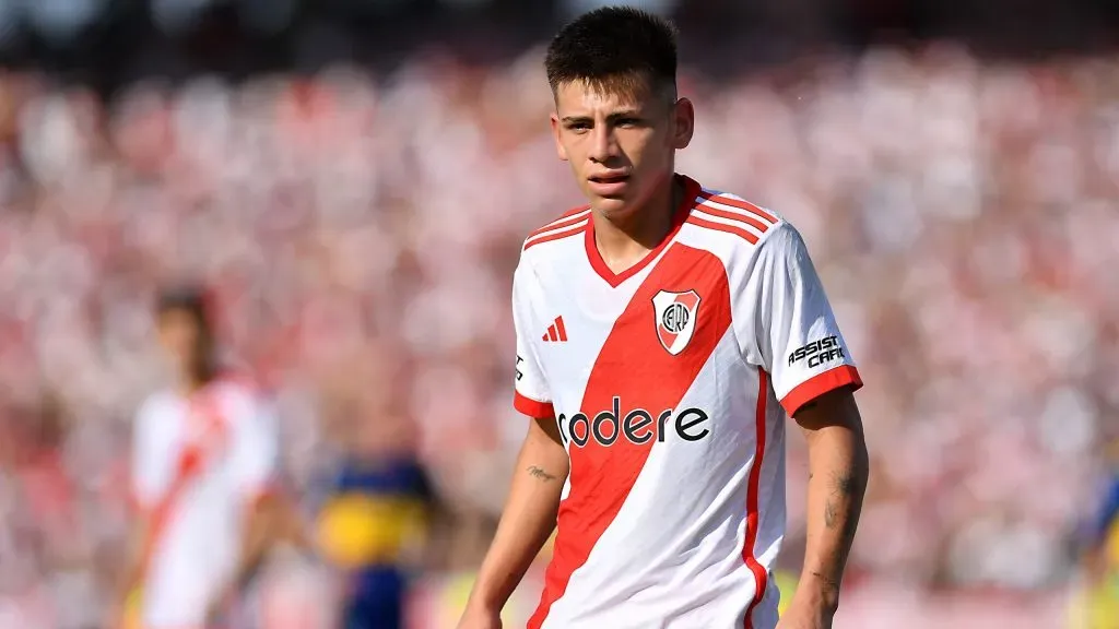 Claudio Echeverri con la camiseta de River.