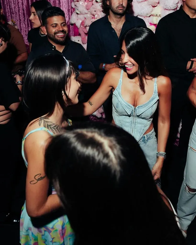 María Becerra junto a Antonela Roccuzzo. (Foto: Bresh).