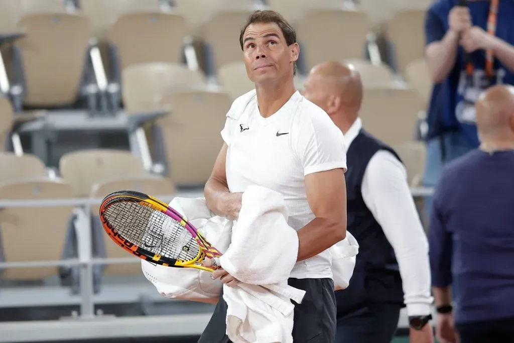 Rafa mira al público que lo fue a ver entrenar en la Philippe Chatrier. (Foto: IMAGO).