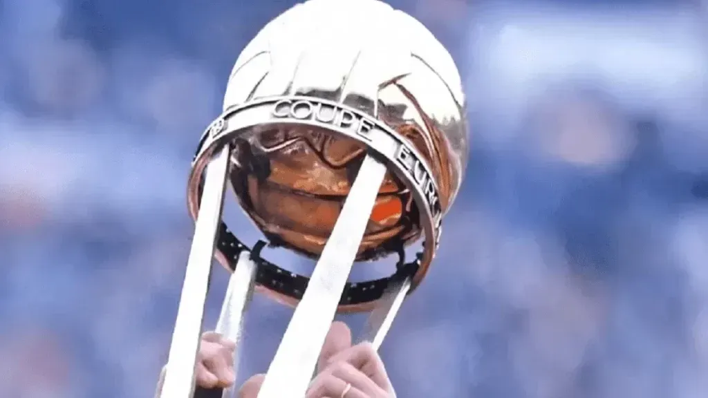 El trofeo de la vieja Copa Intercontinental que vuelve este 2024 con nuevo formato.
