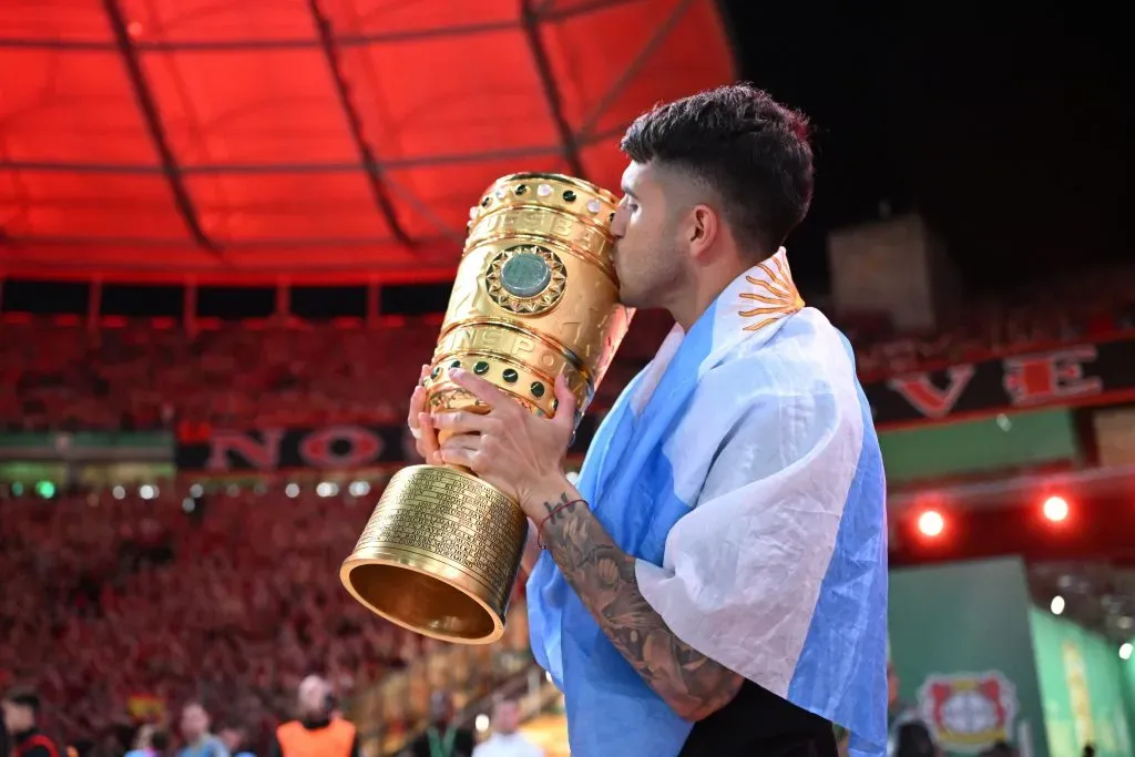 Palacios celebró con bandera argentina la conquista de la Copa de Alemania.