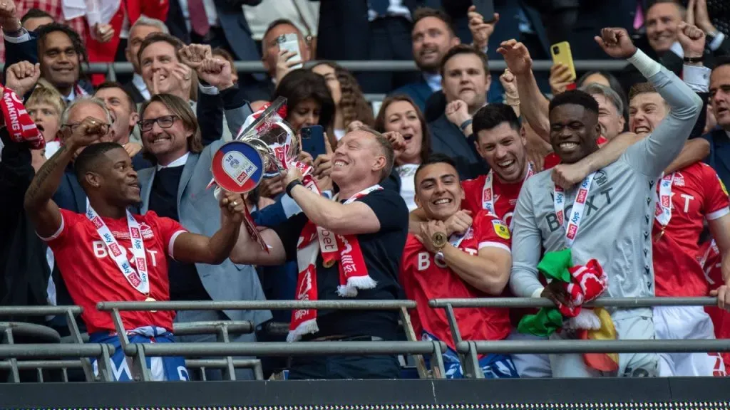 Steve Cooper y el festejo con Nottingham Forest por el ascenso en 2022 (IMAGO / Sebastian Frej).