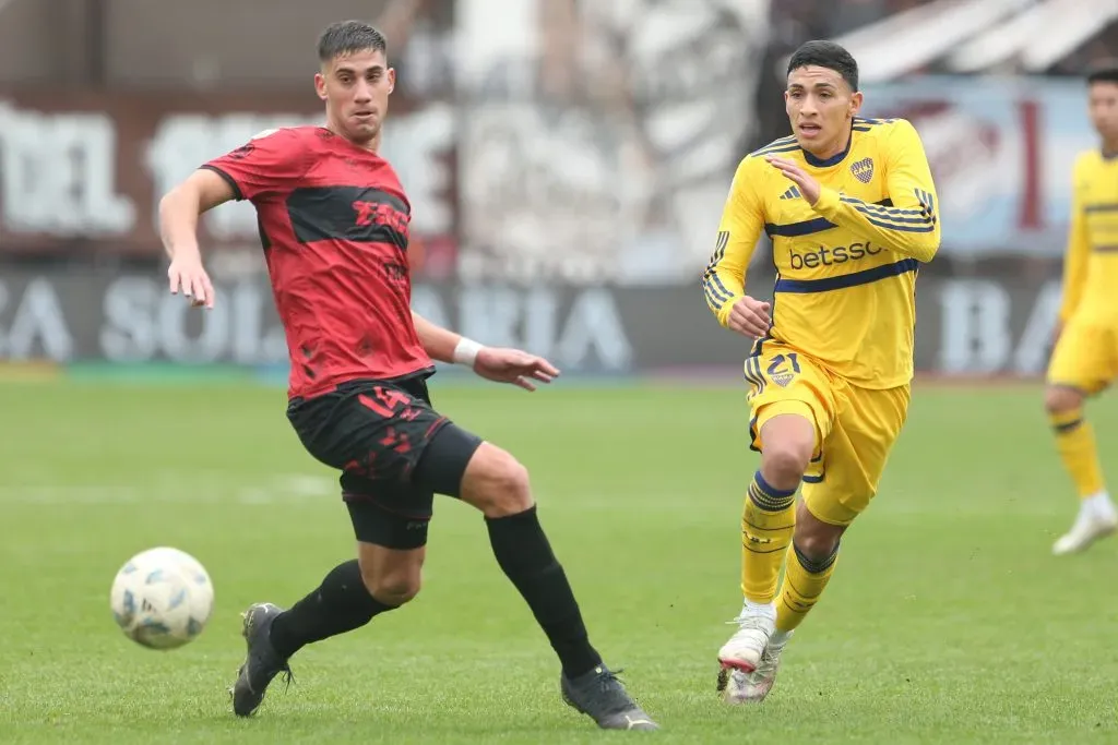 Equi Fernández en disputa de un balón con Leonel Picco (Getty)