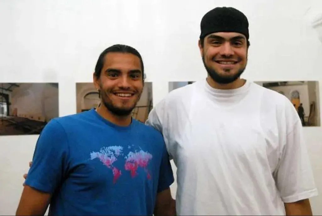 Sergio y su hermano Diego. Pese a su 1,91, es el más bajito de sus cuatro hermanos. Foto Web