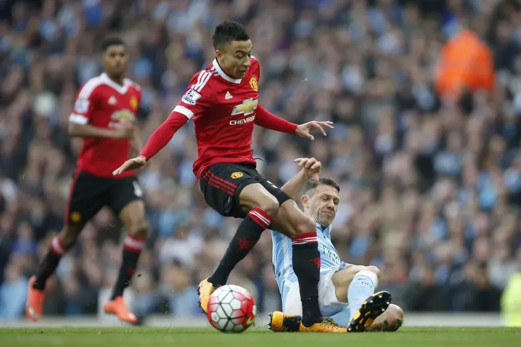 Martin Demichelis en la disputa de la pelota con Jesse Lingard del Manchester United.