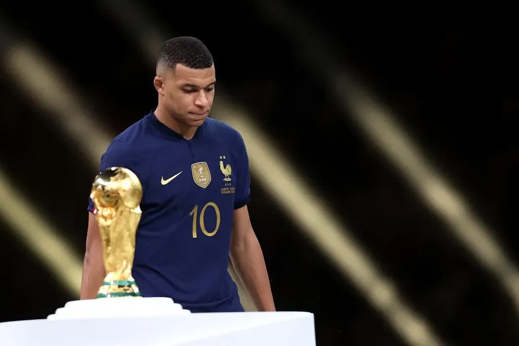 Mbappé no pudo tocar la Copa del Mundo en 2022.