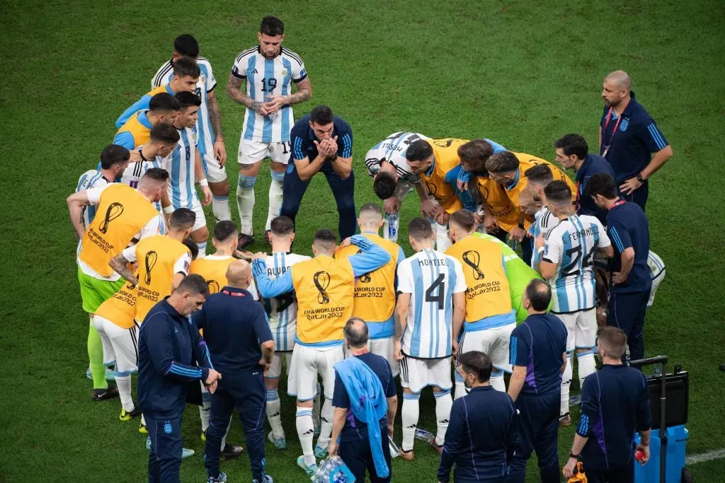Lionel Scaloni arengando a sus jugadores previo a los penales contra Francia. (Foto: IMAGO / Agencia-MexSport).
