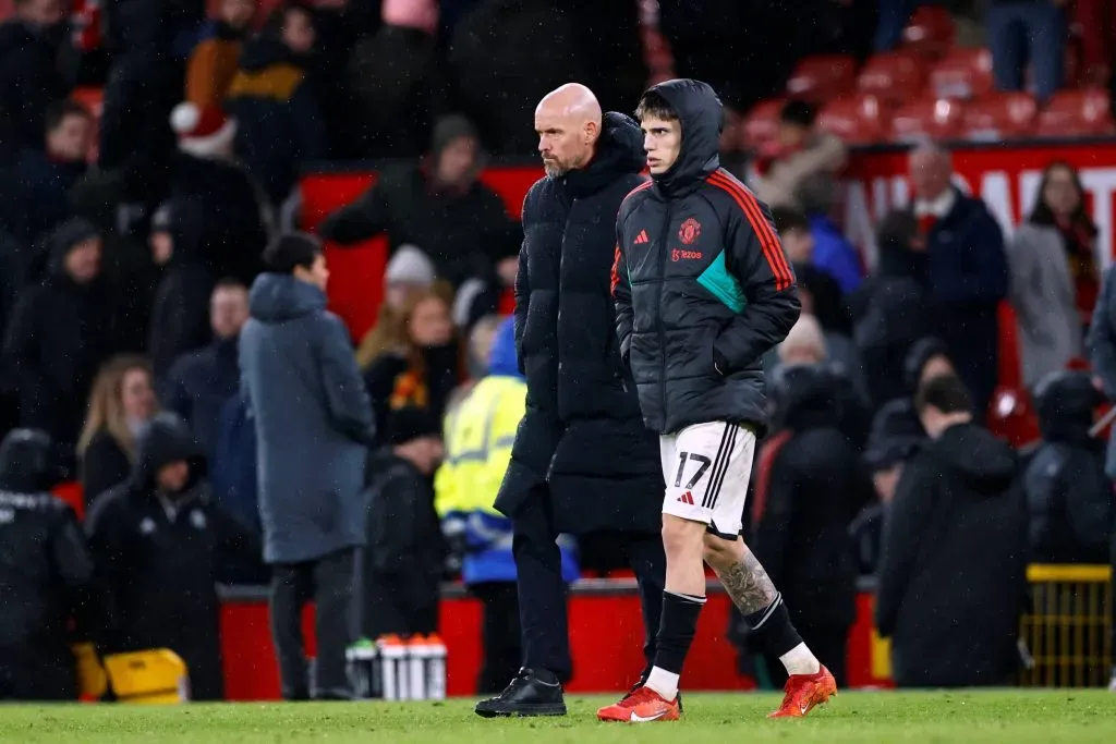 Erik ten Hag junto a Alejandro Garnacho.