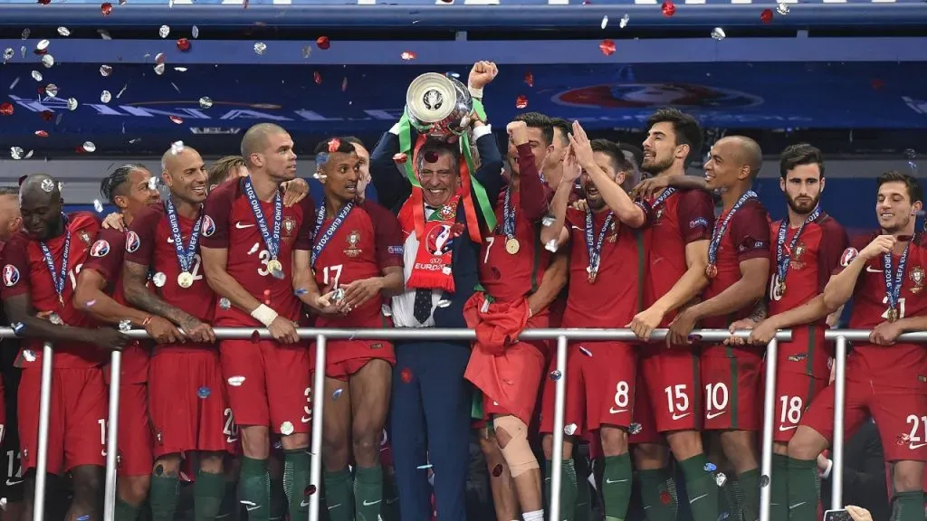 Fernando Santos, levantando el trofeo de la Euro 2016 (IMAGO / Revierfoto).
