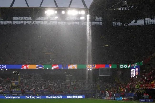 El agua formó una especie de cascada frente a las tribunas en el Signal Iduna Park.