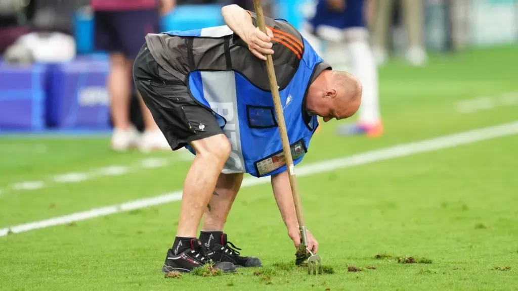 Personal de campo de juego tuvo que trabajar para mejorar el césped (IMAGO / PA Images).