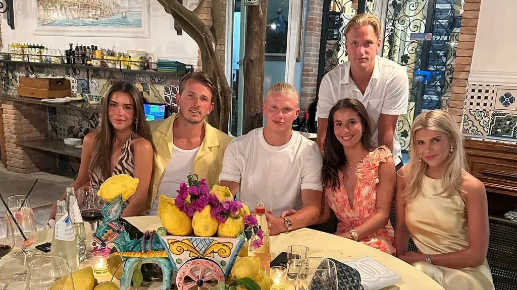 Cenas con amigos en lujosos restaurantes.