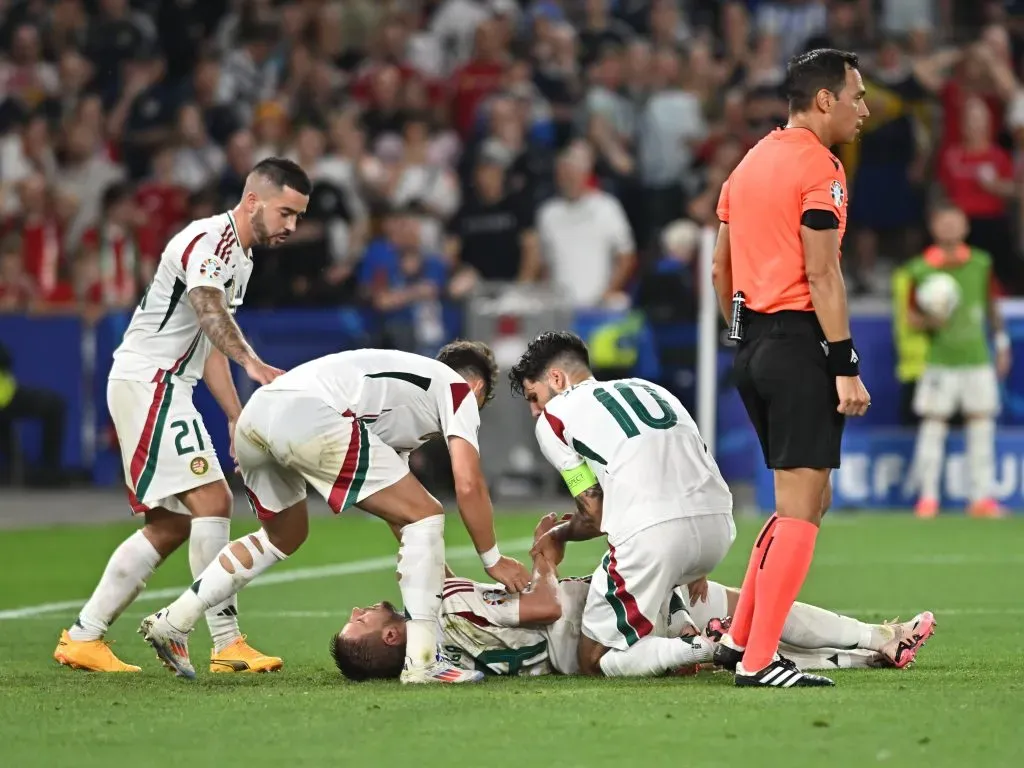 Dominik Szoboszlai fue de los primeros en asistir a Barnabás Varga (Foto: IMAGO / sport pictures-Razvan Pasarica).