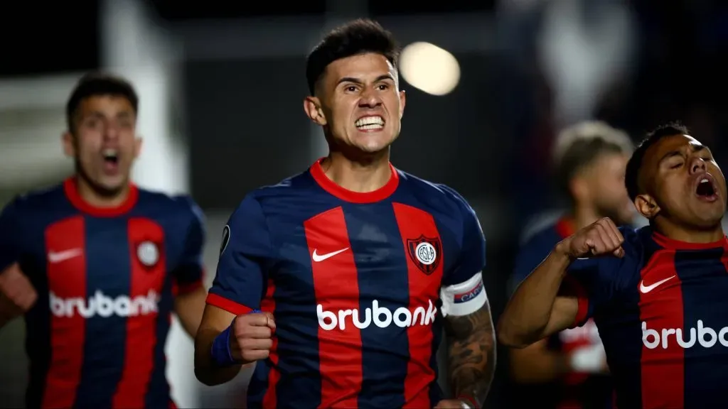Adam Bareiro festejando un gol en San Lorenzo.