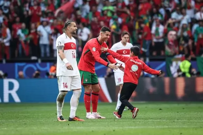 La Eurocopa 2024 ha tenido imprevistos, hasta con niños ingresando al campo de juego para conocer a sus ídolos.