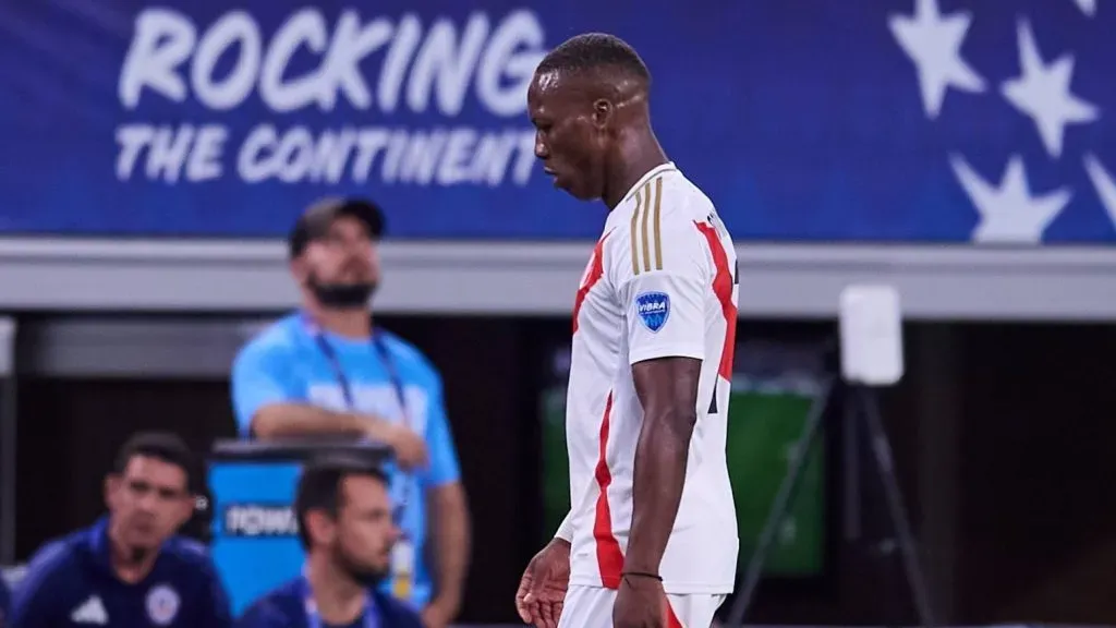 Desde Perú aseguran que Advíncula no llega para ser titular contra Argentina.