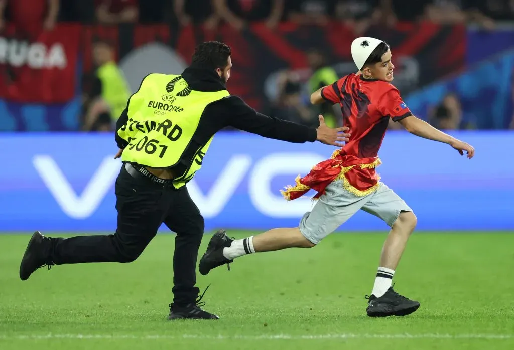 Un hincha albanés irrumpió en el campo de juego. (Foto: Getty).