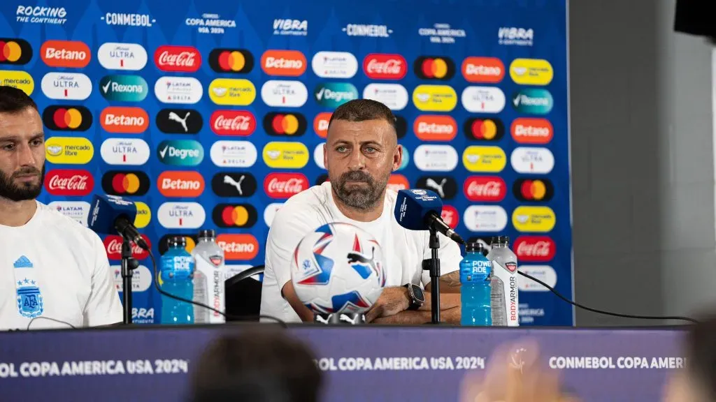 Walter Samuel en conferencia de prensa junto a Germán Pezzella. (Foto: Prensa AFA).