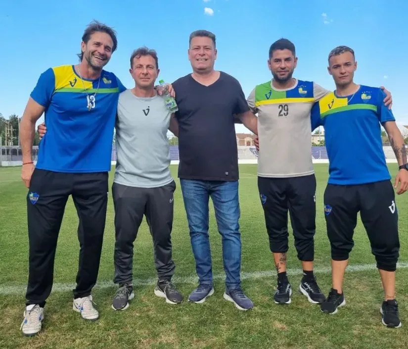 Retamar junto a su cuerpo técnico en Leandro N. Alem. (Foto: Prensa Leandro N. Alem).