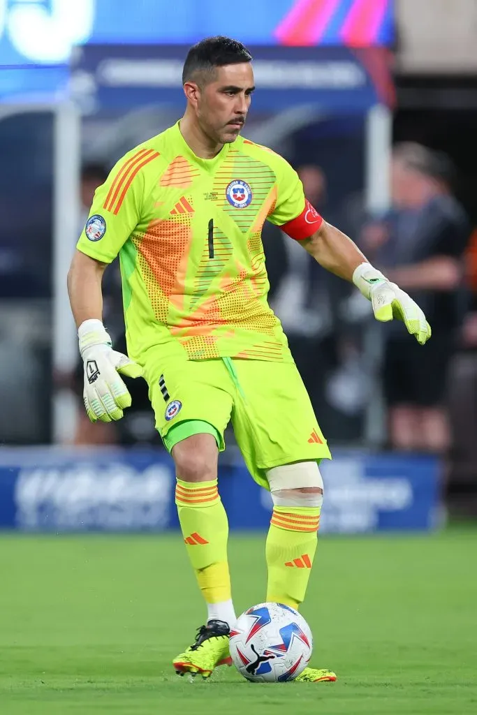 Claudio Bravo se lesionó y no juega en Chile. (Foto: IMAGO / Icon Sportswire).