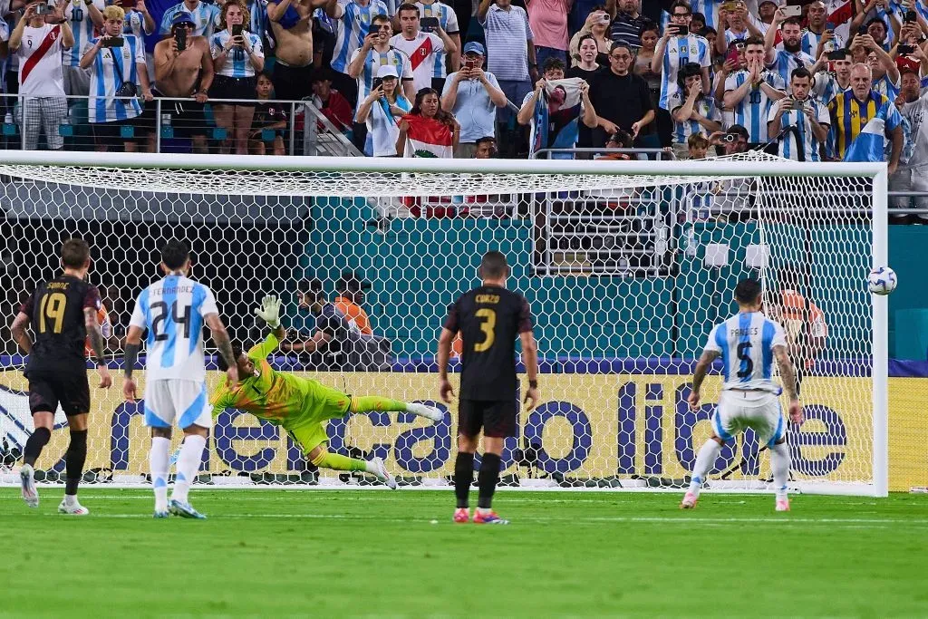 El penal de Paredes dio en el palo. (Foto: IMAGO).