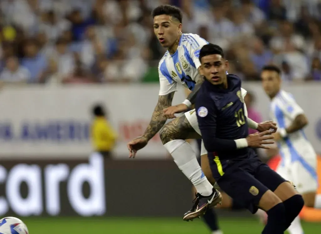 Enzo Fernández en acción.