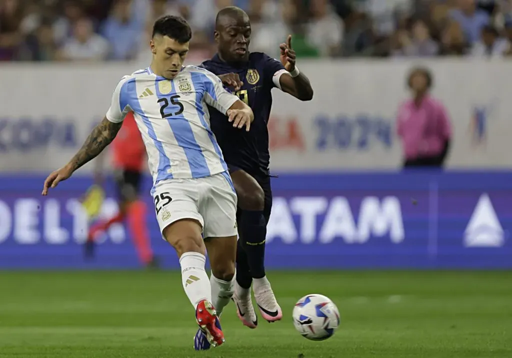Lisandro Martínez disputando una pelota.