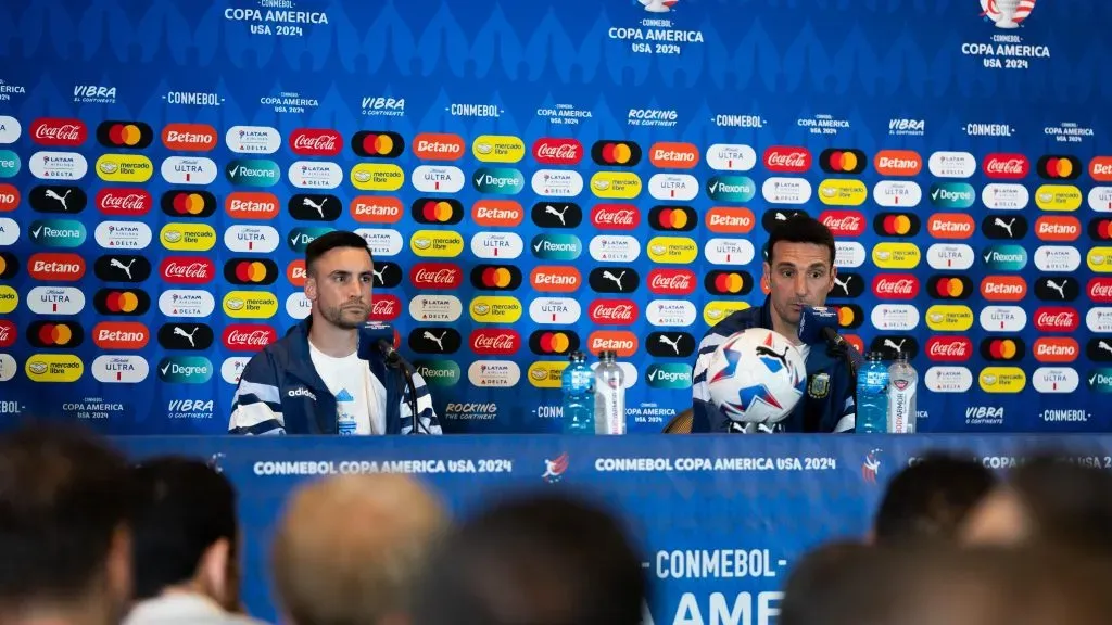 Lionel Scaloni en conferencia de prensa junto a Nicolás Tagliafico. (Foto: Prensa AFA).