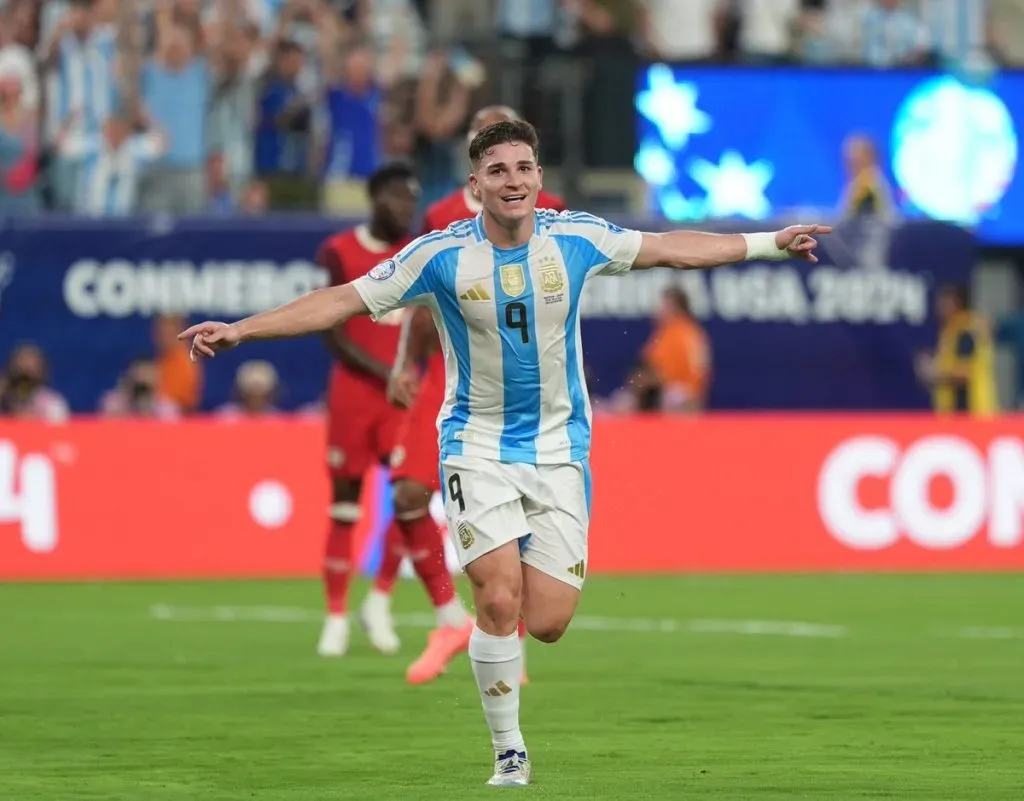 Julián Álvarez celebrando el 1-0 de Argentina.