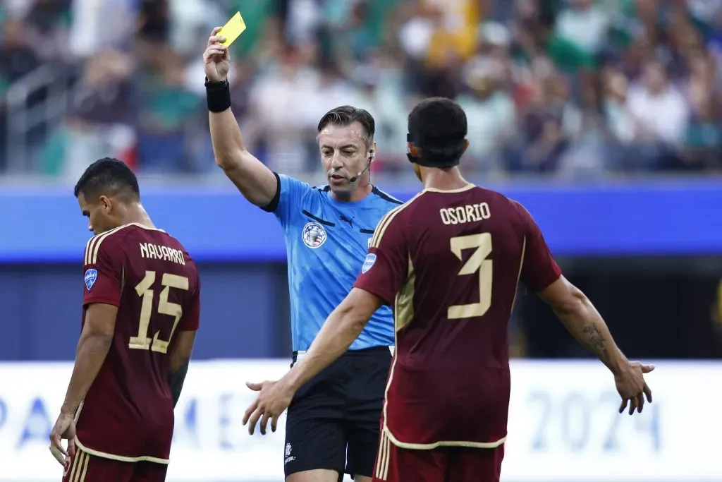 Claus dirigió el partido que terminó con triunfo de Venezuela 1-0 sobre México.