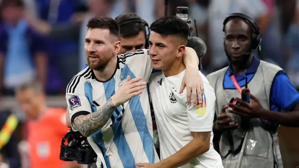 Thiago Almada, junto a Messi tras ganar el título en Qatar 2022.
