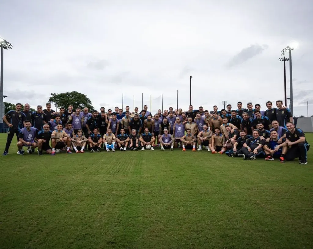 La foto que posteó Messi con toda la delegación (@leomessi)