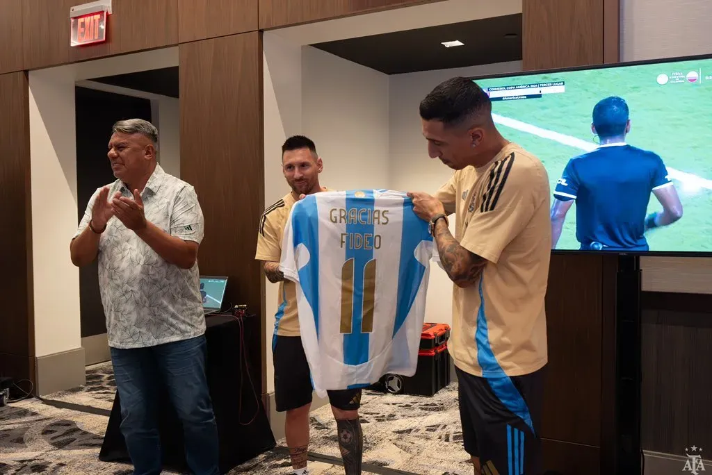 Tapia, Messi y Di María. (Foto: @Argentina).