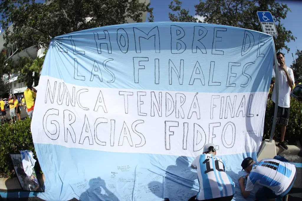 Una de las banderas que los hinchas le dedicaron a Fideo en Estados Unidos. (Foto: Imago)