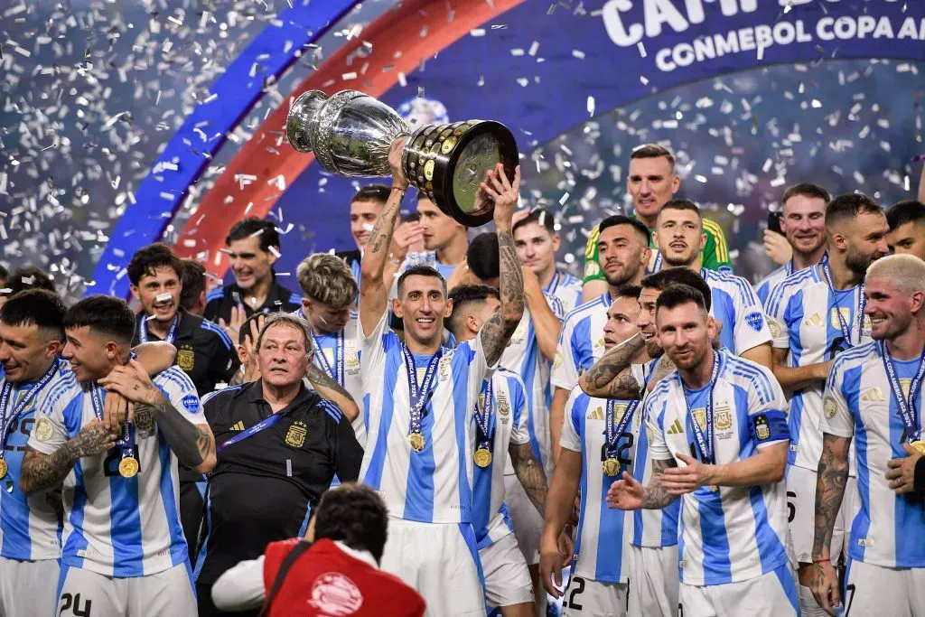 Di María en su despedida de la Selección, con la Copa América en brazos (IMAGO)
